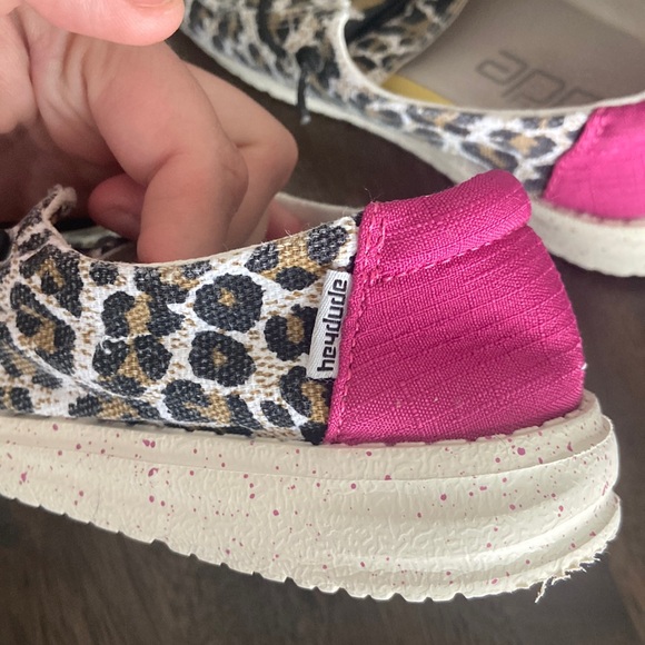 Hey Dude Wendy Youth Cheetah Slip On Shoes Sz Y2 EUC - Picture 4 of 13